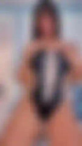 La tua cameriera sexy e focosa, pronta a giocare.