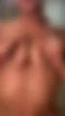 Sotto la doccia le mie tette diventano più sensibili.