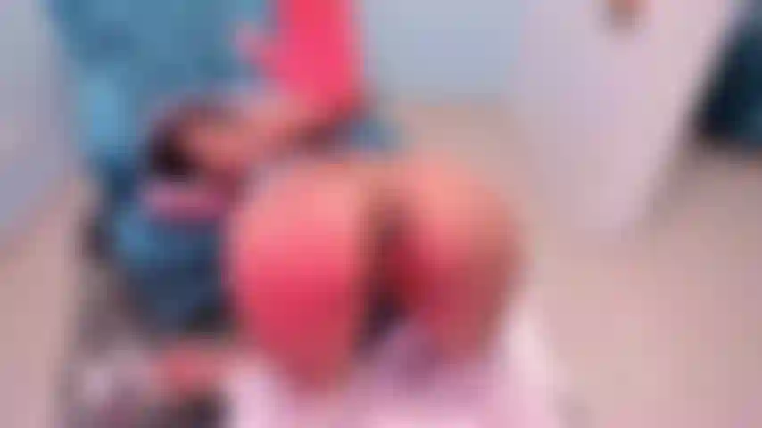 Sculacciate e vibrazioni sul mio culo enorme.