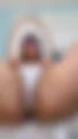 Le mie mutandine sono bagnate, la mia figa è appiccicosa!