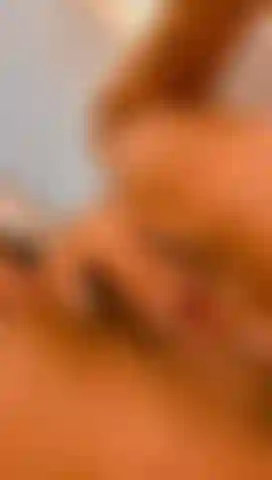 La mia figa è estremamente bagnata, dovremmo aggiungere un po' più di saliva?