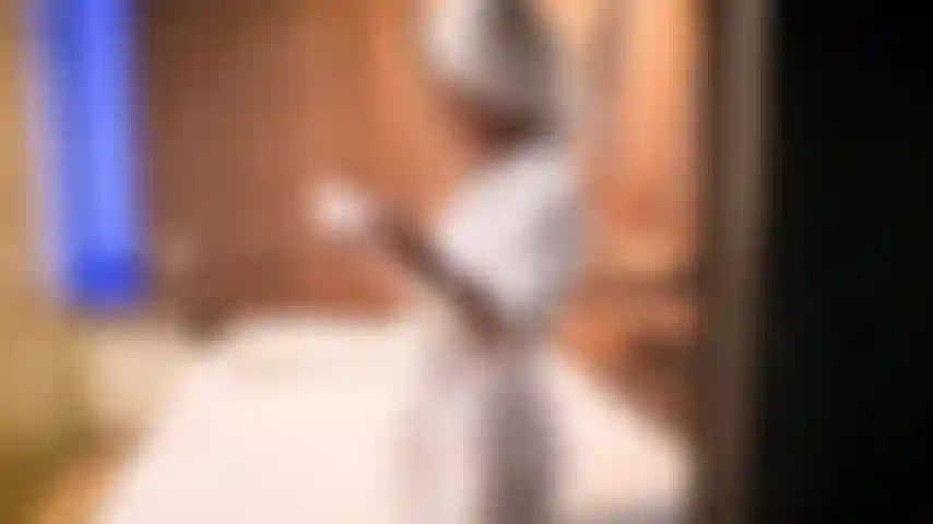 Spiami mentre mi masturbo.