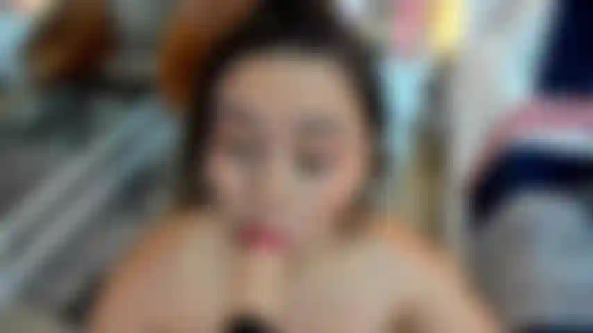 Guardami mentre succhio il tuo cazzo.