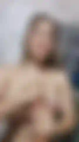 Ti succhio il cazzo e lo faccio scivolare sulle mie tette.