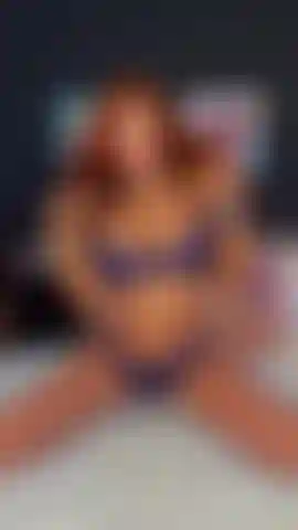 Milf con tette grosse cavalca un cazzo nero da 25 cm dopo la fine dello streaming.