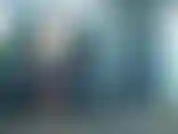 Adoro essere cattiva fuori. Top bikini e pantaloncini di jeans davanti a casa mia mi spoglio nuda e mi fotto con un enorme dildo. L'auto torna a casa dall'altra parte della strada senti la musica e la portiera dell'auto chiudersi.