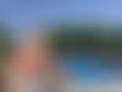 Mi sdraio in piscina e mi arrapo così tanto sentendo il sole e il vento che tiro fuori le mie tette e gioco con loro. Poi mi dito verso un orgasmo caldo molto veloce. Sempre così viziosa da stare fuori.