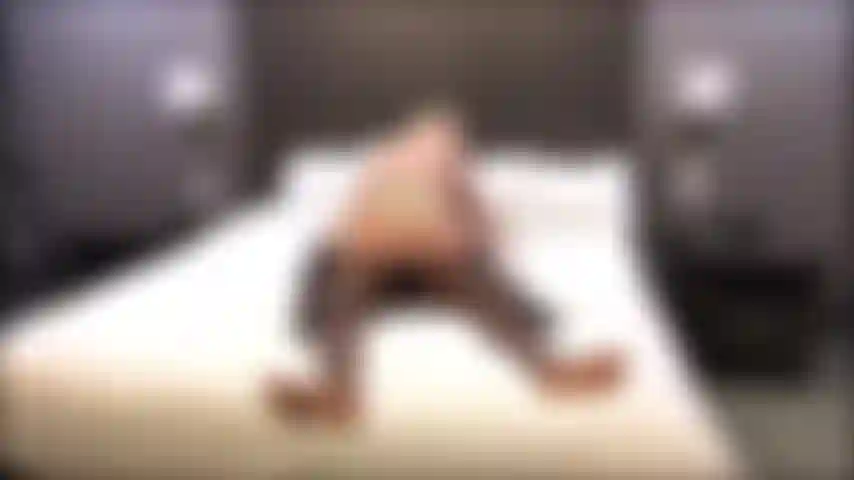 Cattura la matrigna che registra un video con il suo ragazzo nero che ha un enorme cazzo porno e lei ti lascia guardare e ti tradisce.