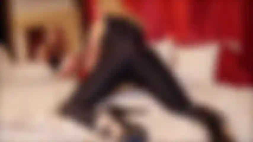 Sono sul letto davanti a uno specchio nel mio body in spandex per tutto il corpo che ti stuzzica da più angolazioni. Stuzzico il culo e le tette... Così arrapata che afferro un cuscino e lo monto. Tira fuori le tette, i capezzoli duri... Vieni per me.