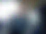 Mio marito va al centro commerciale per mangiare. Parcheggio occupato e sono così eccitata che gioco con le mie tette e mi sditalino la figa. Un ragazzo cammina proprio vicino alla macchina. Un orgasmo così intenso che sto urlando e gemendo mentre vengo.