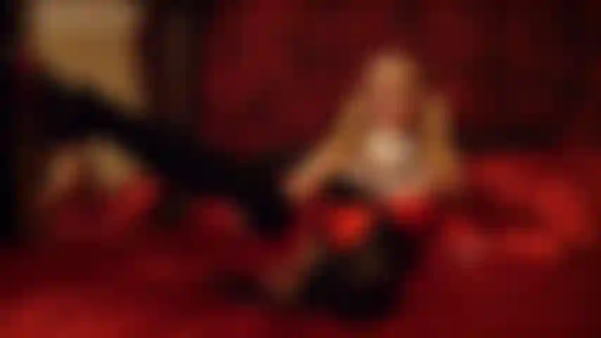 Harley è arrapata e perversa. Giarrettiere e calze e tacchi a spillo che stuzzicano un grosso cazzo bianco. Ti dico come accarezzarlo mentre lei succhia e scopa. Atmosfera interattiva zapping creampie cum, sizequeen.