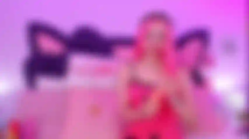 Una bella ragazza ti masturba fino a raggiungere l'orgasmo.