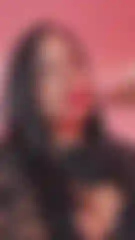 Dicono che il nero sia il colore dell'eleganza, ma oggi è il colore della tua rovina. Un minuto di puro, bagnato piacere, pizzo, e i miei occhi fissi nei tuoi mentre mi prendo cura dei tuoi desideri. Non limitarti a immaginarlo... Vieni a vederlo.