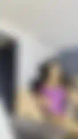 Cosa fai se entri in ufficio e trovi la tua sexy segretaria che ti aspetta così?