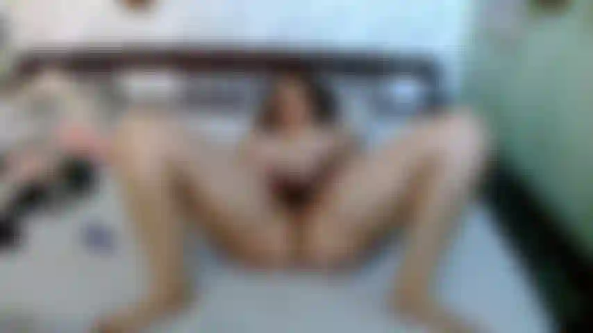 Sbattendomi la figa.