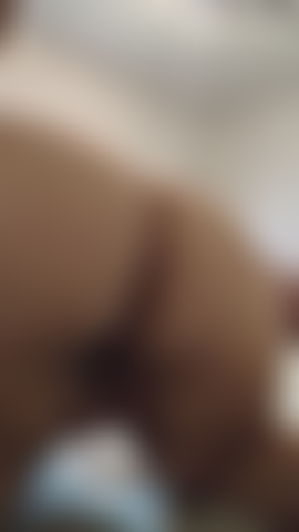 Un anale bollente con giocattolo e plug.