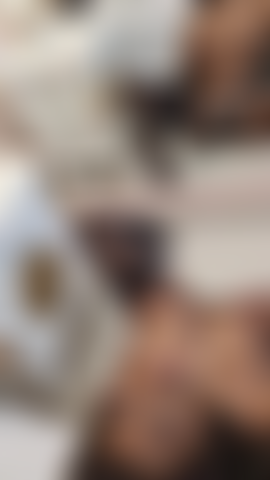 Bevo e lecco ogni goccia del tuo sperma nella mia bocca.