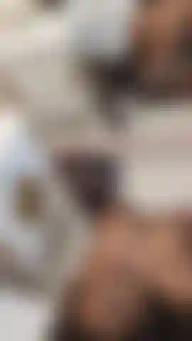 Bevo e lecco ogni goccia del tuo sperma nella mia bocca.