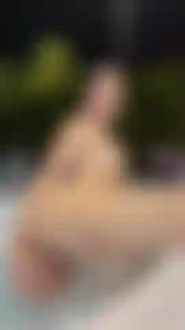 Vuoi vedere come mi scopo la figa nella jacuzzi.