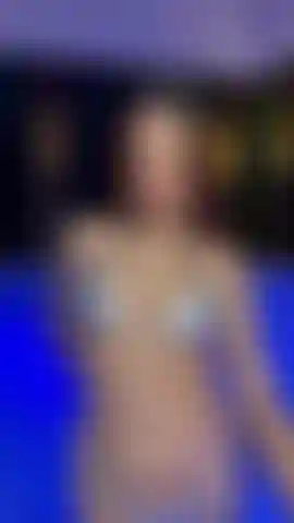 Mi faccio scopare la gola in piscina fino a piangere. Sblocca il video completo e guardami ingoiare tutto.
