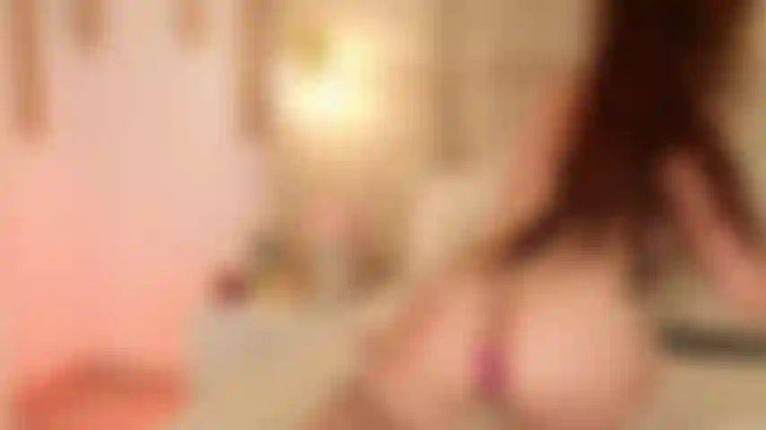 Cavalco un grosso dildo duro.