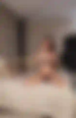 Dita profonde nella mia figa, vuoi dare un'occhiata?