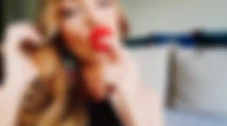 Il cielo di gili: labbra rosse, pizzo nero.