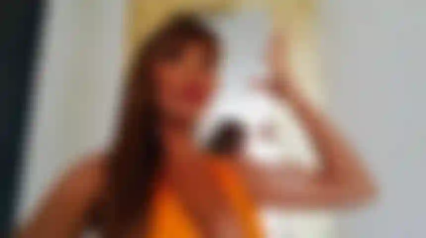 Adoro i miei incredibili e potenti bicipiti da dea.