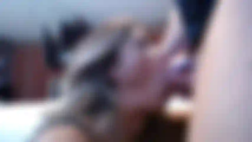 Teschio che sbatte un pompino con la bocca di gina.