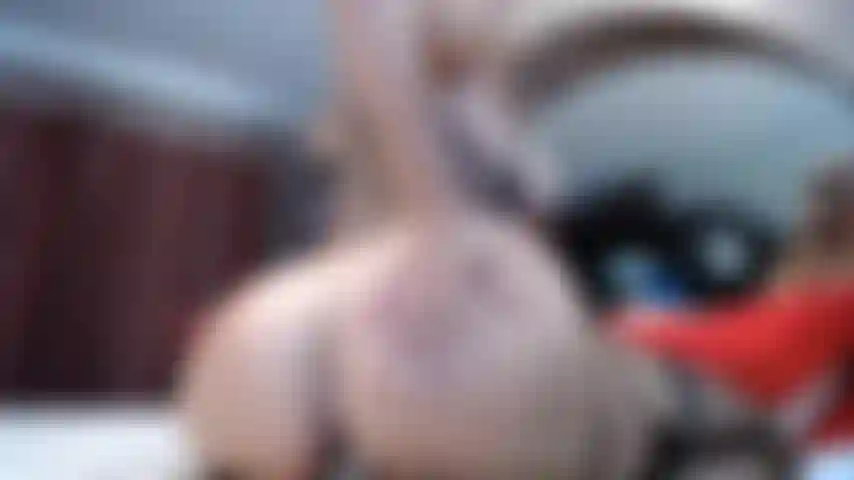 Culo in cam con un dildo.