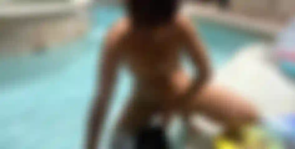 Mi scopo in piscina sullo scaffale.