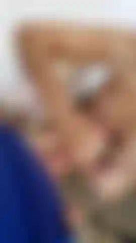 Accarezzando il grosso cazzo di blake.