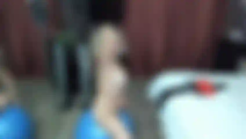 Faccio rimbalzare il culo grosso sulla palla da allenamento.