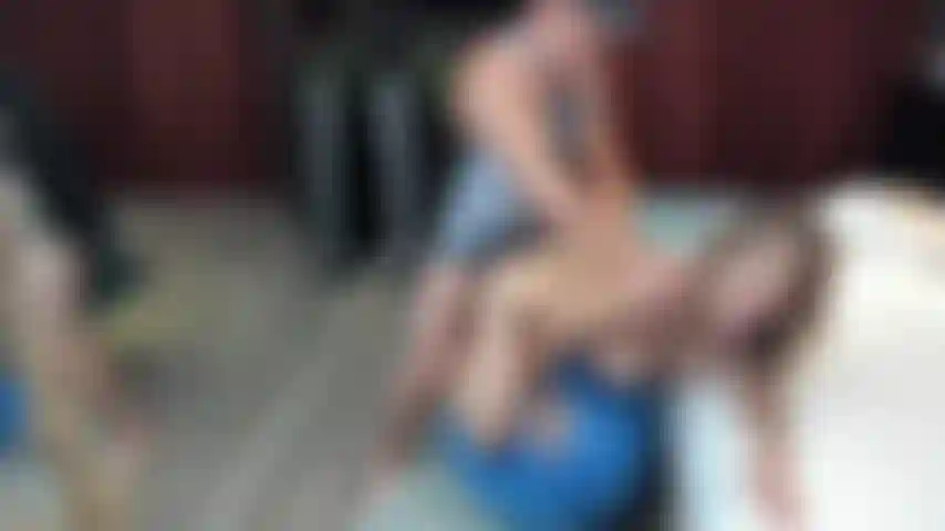 Vengo sbattuta su una palla da allenamento! Alla pecorina! Mentre guardo il cazzo su cam2cam!