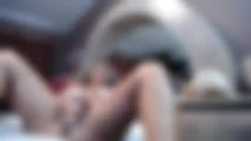 Lunghi videoclip con i piedi per aria che martellano la figa con un bel giocattolone!