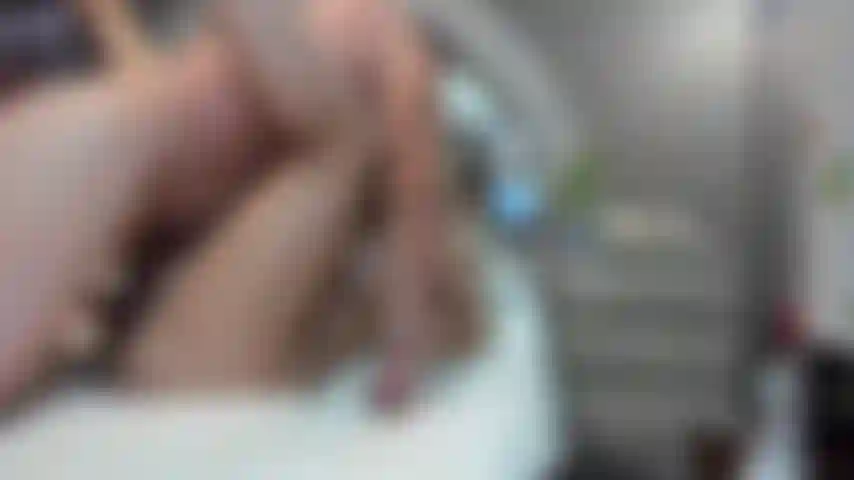 Sesso che allunga la figa con una sborrata su tutta la figa e lo stomaco.