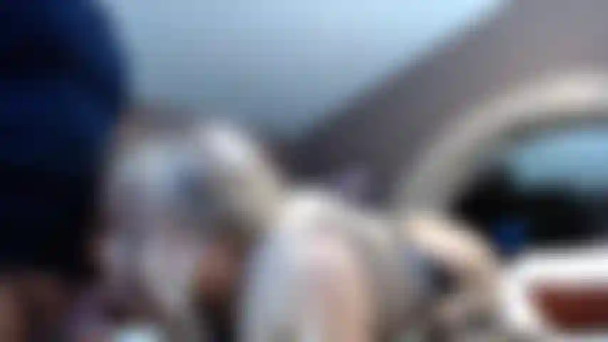 Jennytaylor succhia il cazzo di bo blake in un trio.