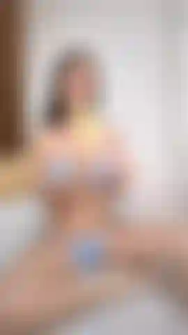 Il nuovo giocattolo a forma di banana - oddio mi ha trasformata in un disastro tremante sul pavimento del bagno.