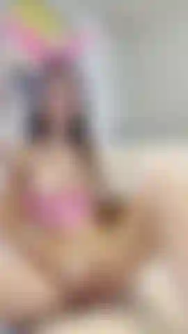 Cosplayer del coniglietto pasquale rosa.