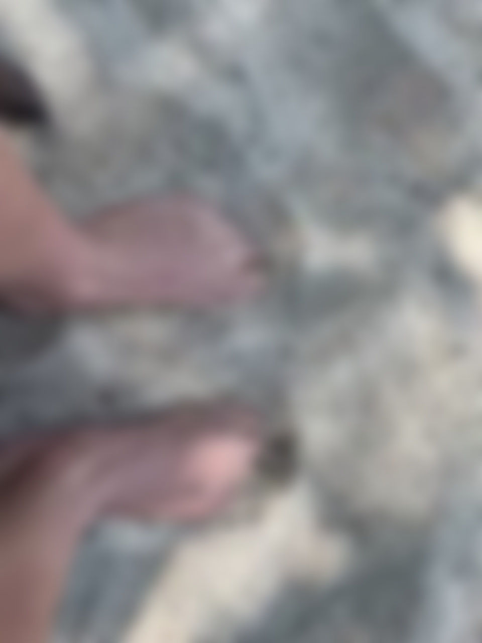 Con i piedi nella sabbia.