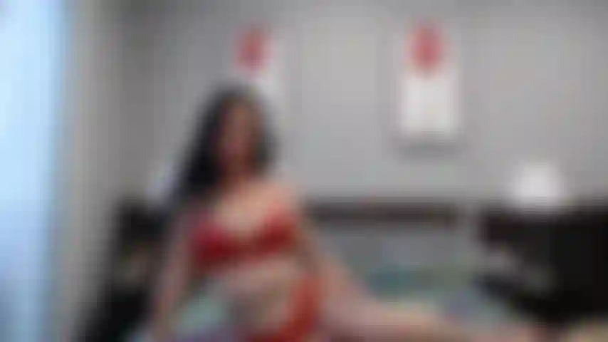 Ho deciso che non verrai mai, mai più. Voglio che tu soffra, voglio che tu sia frustrato e obbediente. Ti stuzzicherò finché non supplicherai di venire, ma te lo negherò, niente più orgasmi, mai! Mi diverto così tanto a giocare con te. Farti guardare il mio corpo caldo, sentirti supplicare, ma voglio solo che tu abbia i coglioni blu. Forse diventerai un uomo migliore, un sub migliore. La negazione è un dono.