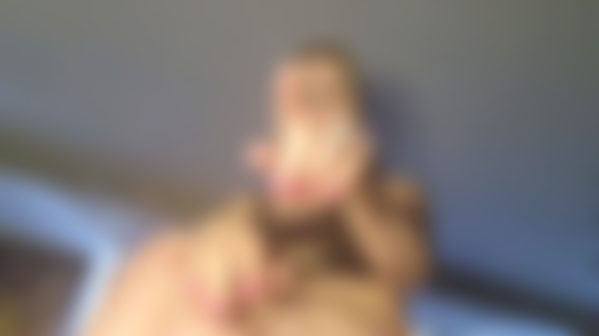 Adorazione e pulizia del culo: in questo video indosso lingerie nera e la ripresa è dal basso, dove dovresti essere. Una volta che mi avrai coperto il culo di baci, leccami l'ano fino a pulirlo! Bravo ragazzo.