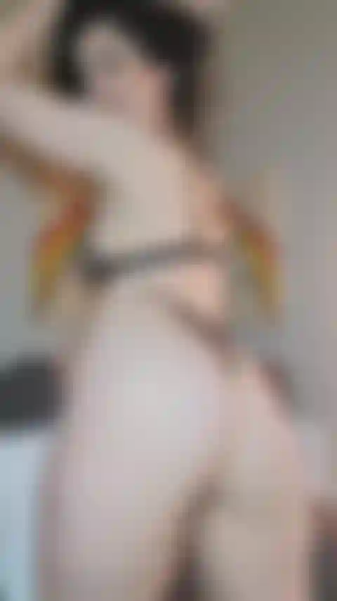 Sì, alla fine mi spoglio: strip tease silenzioso, qualcuno? Questo video include molte prese in giro in lingerie, ma alla fine me lo tolgo tutto per te.