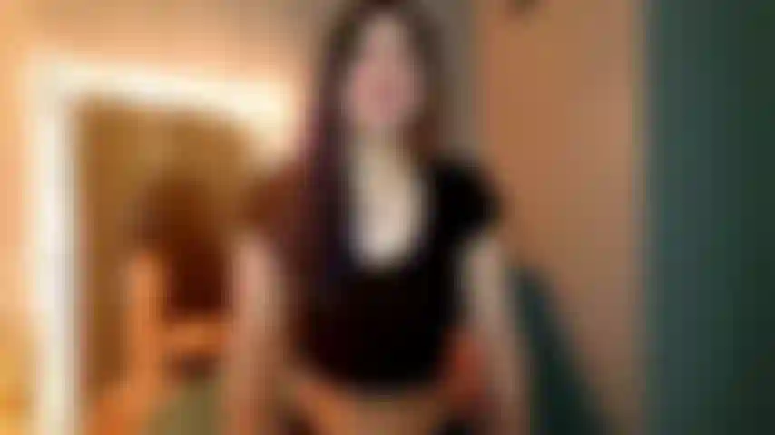 Ipnotizzata dal mio culo: rilassati. Non hai idea di cosa ti farò oggi. Diventerai il mio perdente annusando il culo, mentre soffoco il tuo naso con le guance del mio culo, così ricorderai il mio odore, ogni giorno. La tua mente e il tuo cazzo mi appartengono.