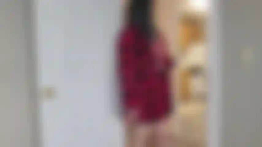 Sorellastra joi: siamo a casa da sole e decido di entrare nella tua stanza! Mentre sono sulla tua porta, scopro che hai alcune delle mie mutandine sporche... Allora decido di divertirmi un po' con te!