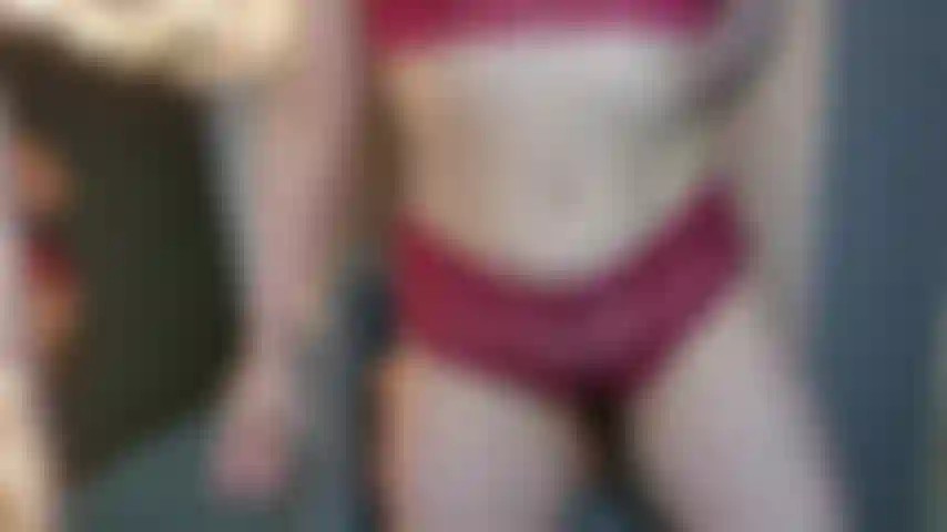 Striptease: semplicemente detto che mi spoglio completamente in questo. Discuto la situazione con te e mi diverto con la tua reazione alle mie prese in giro!