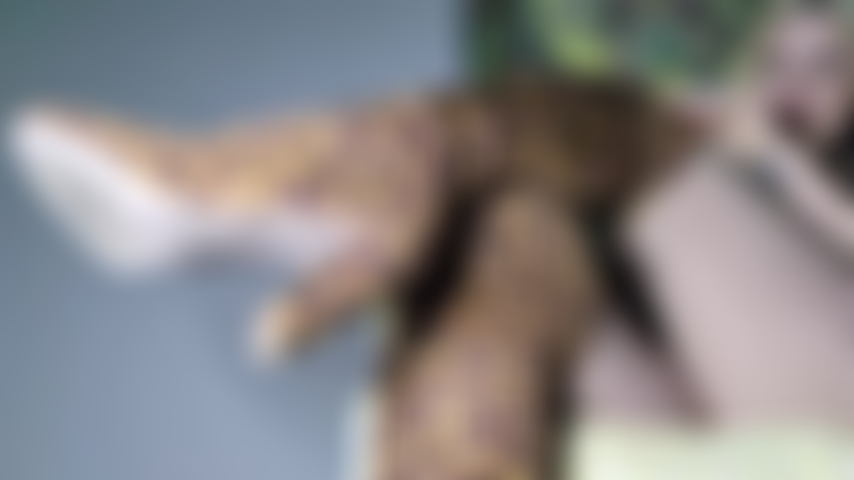 Adorazione degli stivali veloci: sbrigati, troia! Accarezza le mie calze autoreggenti con stampa animalier.