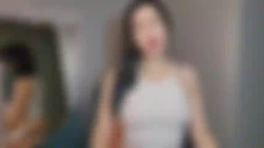 Joi e negata: con indosso solo un minuscolo top e un perizoma intimo, ti conduco in una provocazione molto sexy mentre ti incoraggio a masturbarti per me. L'obiettivo è renderti duro e disperato e negarti alla fine.