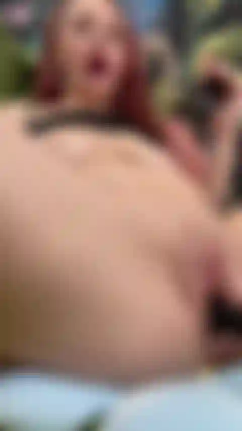 Da vicino con l'attaccamento gspot nella figa.