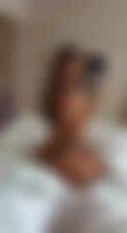 Corpo naned in uno specchio.